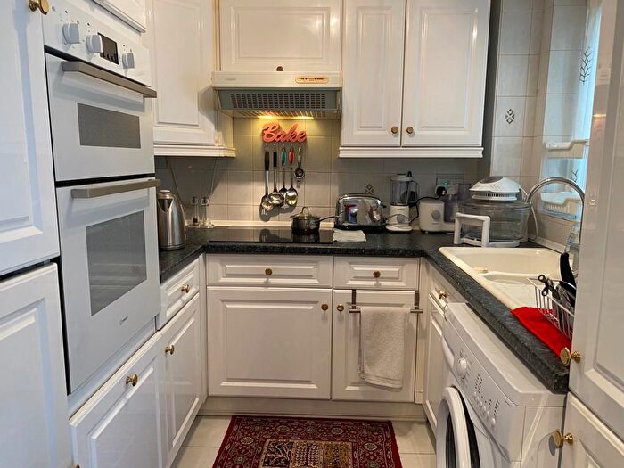 2 Bedroom Flat To Rent In Compton Road, Hayes, UB3