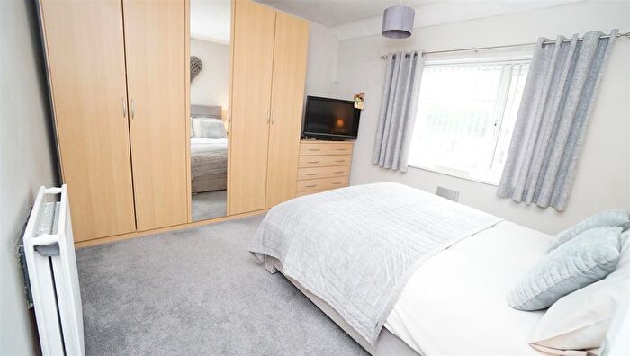 3 Bedroom Town House For Sale In Farm Hill Road, Idle, Bradford, BD10