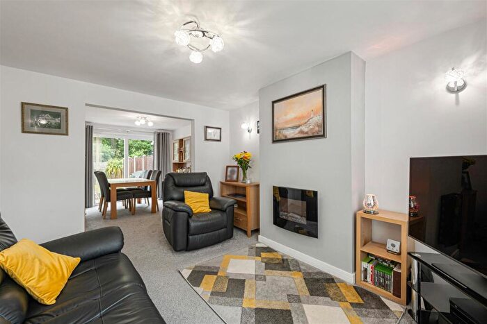 3 Bedroom Semi-Detached House For Sale In Woodview Close, Wingerworth, Chesterfield, S42
