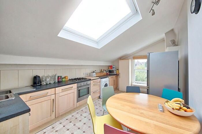 2 Bedroom Flat To Rent In Bennerley Road, SW11