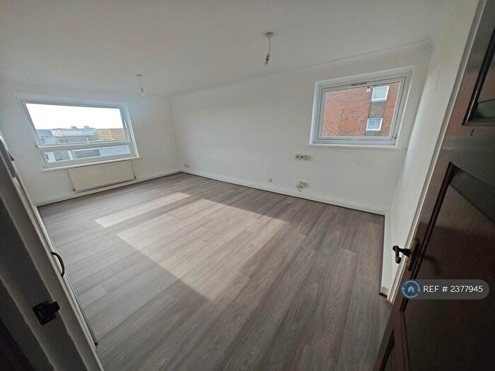 2 Bedroom Flat To Rent In Badminton, Kingston Upon Thames, KT2