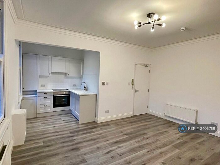 1 Bedroom Flat To Rent In Oakwood Avenue, Leeds, LS8