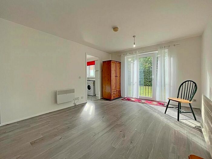 1 Bedroom Studio To Rent In Burket Close, Norwood Green, UB2