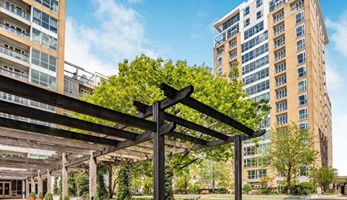 2 Bedroom Flat To Rent In Westferry Circus, Docklands, E14