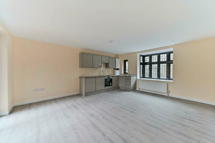 2 Bedroom Flat To Rent In Station Approach Road, Sutton, Tadworth, KT20