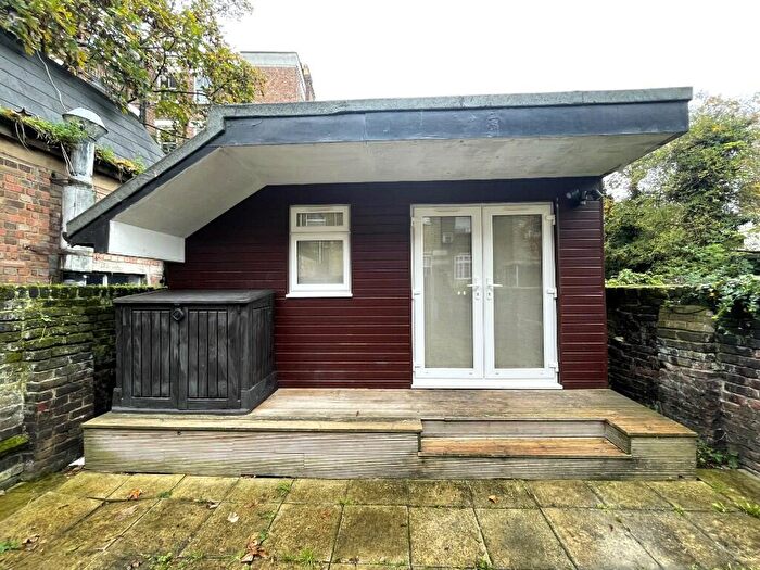 Studio To Rent In Holloway Road, London, N19