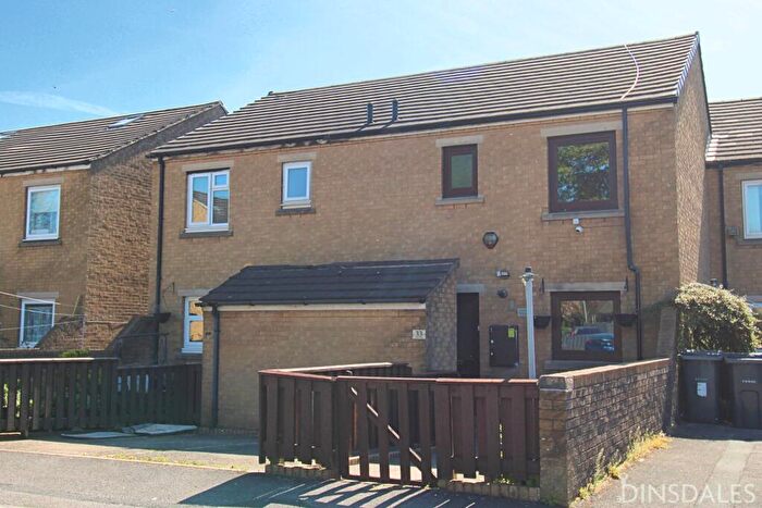 3 Bedroom Terraced House To Rent In Lister View, Bradford, BD8