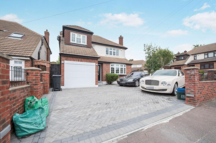 3 Bedroom Detached House To Rent In Fairview Close, Chigwell, IG7