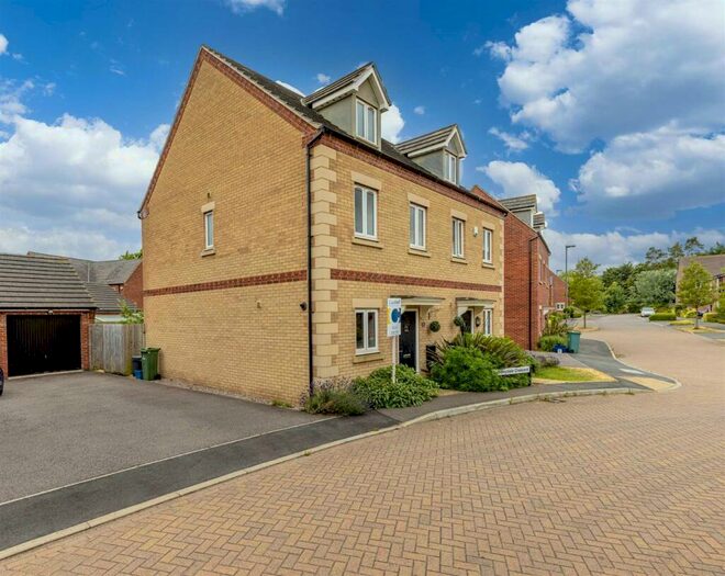 3 Bedroom Town House To Rent In Wensleydale, Oakridge Park, MK14