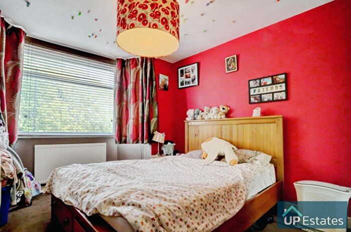 3 Bedroom Semi-Detached House For Sale In St James Lane, Coventry, CV3