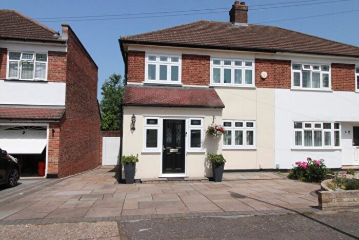 3 Bedroom Semi-Detached House For Sale In Aspen Grove, Upminster, Essex, RM14