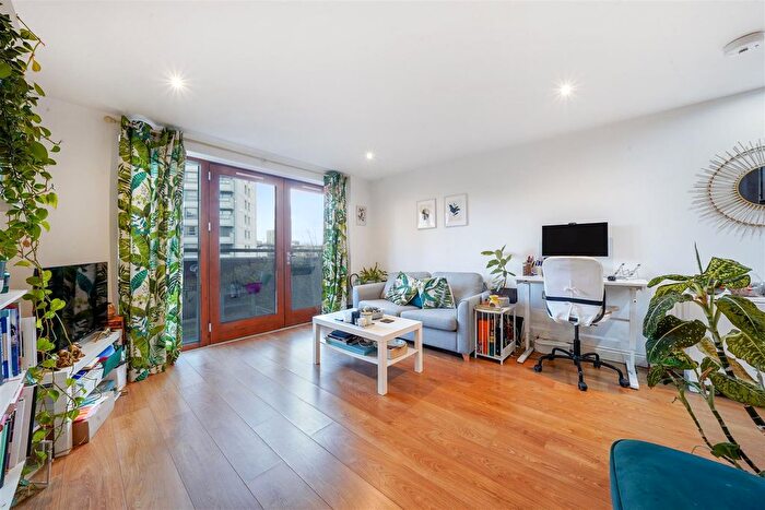 1 Bedroom Flat To Rent In Pryce House, Bow, E3