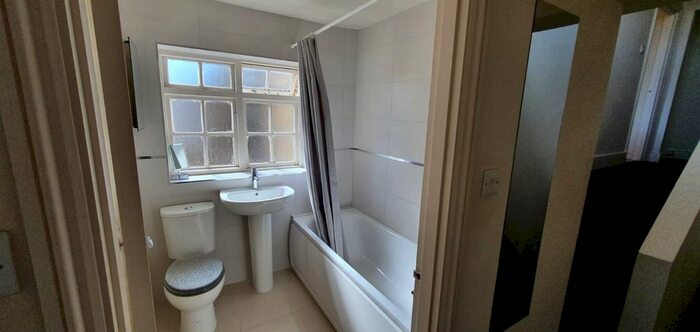 2 Bedroom Flat To Rent In Ellerslie Road, Shepherds Bush, W12