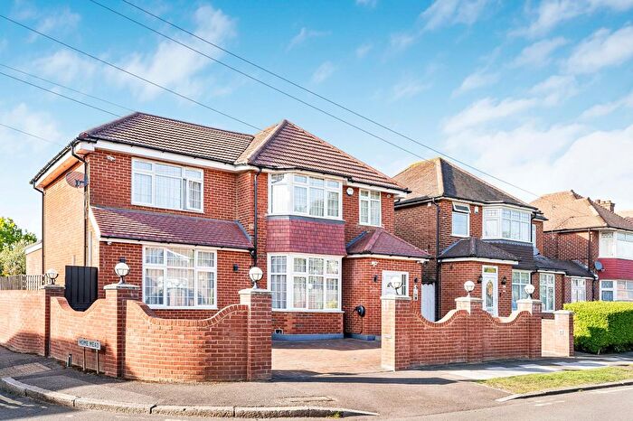 3 Bedroom Detached House For Sale In Bromefield, Stanmore, HA7