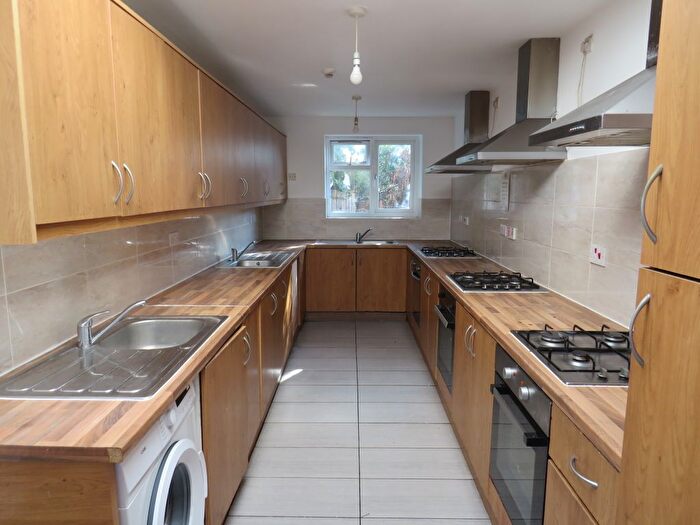 5 Bedroom Semi-Detached House To Rent In North Hyde Lane, Southall, UB2