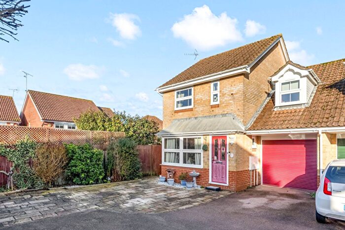 3 Bedroom Link Detached House For Sale In Earles Meadow, Horsham, RH12