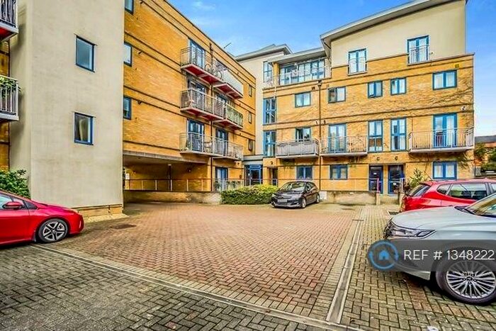 1 Bedroom Flat To Rent In Dovecot Road, High Wycombe, HP13