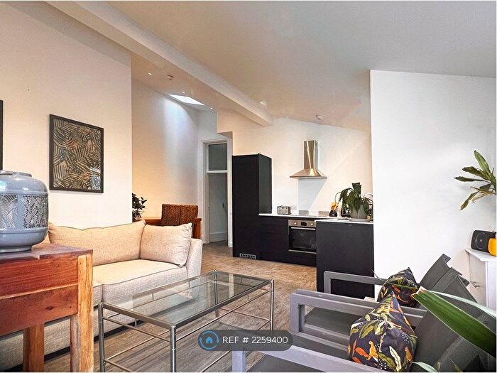 2 Bedroom Flat To Rent In St Davids Hill, Exeter, EX4