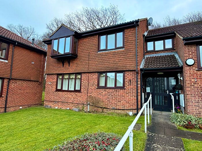 2 Bedroom Flat For Sale In Kingsdown Close, Gillingham, ME7