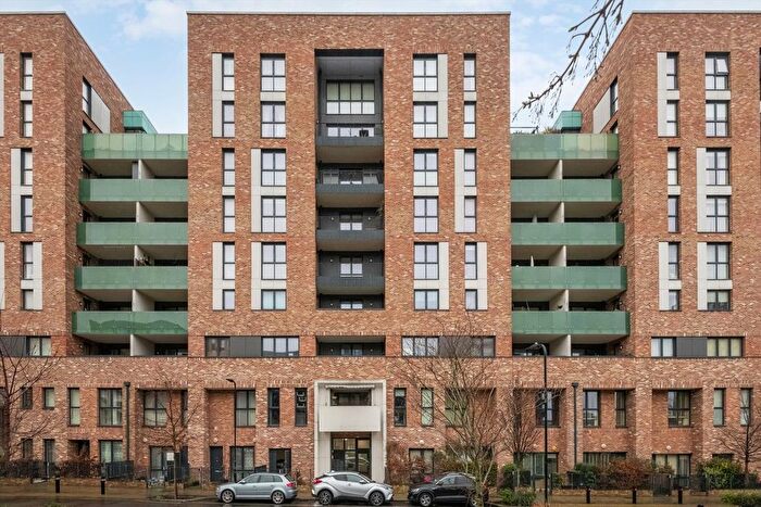 2 Bedroom Flat To Rent In Hanbury Road, London, W3