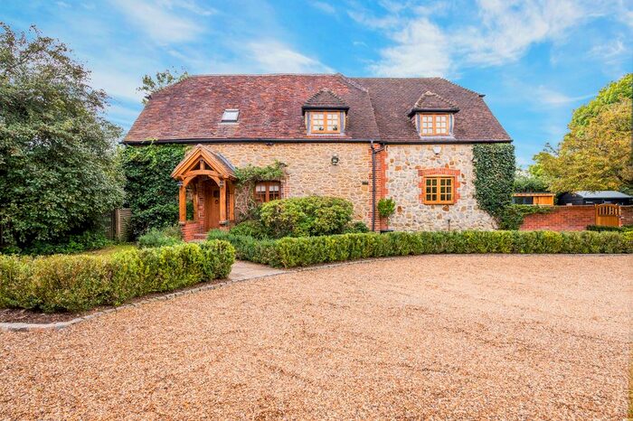 4 Bedroom Farmhouse To Rent In Dwelly Lane, Edenbridge, TN8