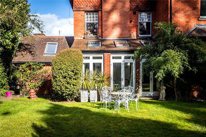 3 Bedroom Flat For Sale In Cavendish Road, Weybridge, Surrey, KT13