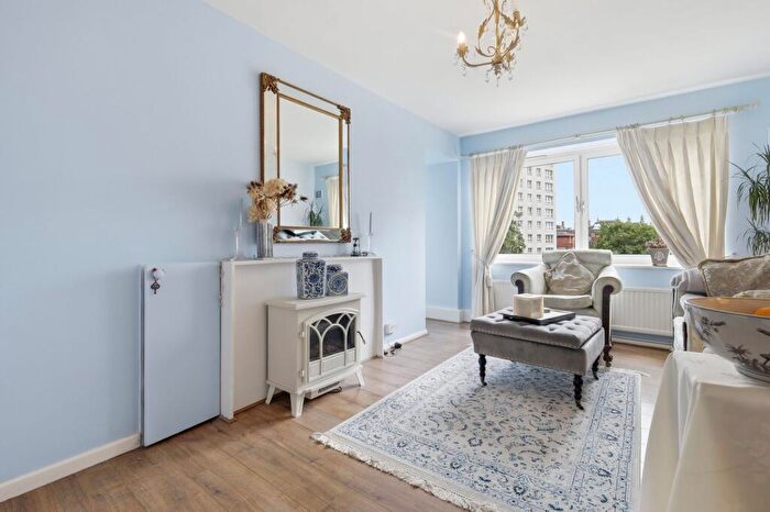 2 Bedroom Flat For Sale In Anderson Road, Hackney, E9 - Photo 3