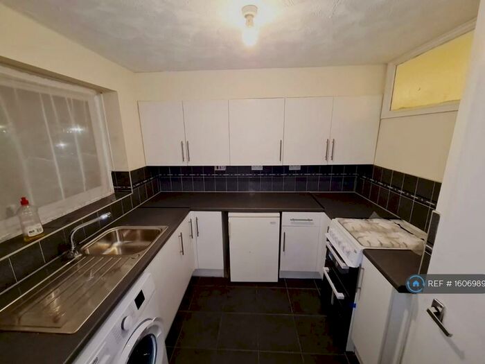 2 Bedroom Flat To Rent In Gurney Close, Barking, IG11