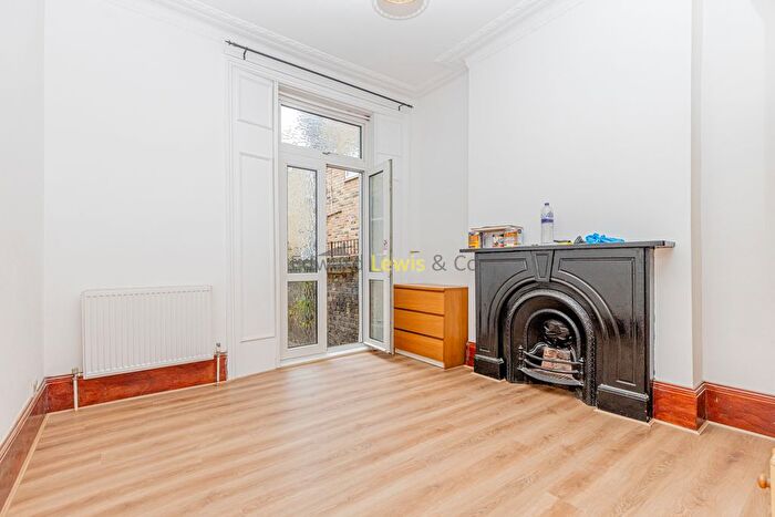 2 Bedroom Flat To Rent In Brooke Road, London, N16