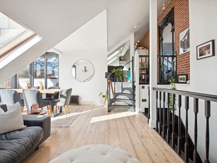 2 Bedroom Flat For Sale In Queensthorpe Road, London, SE26