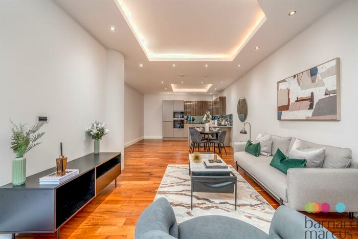 2 Bedroom Apartment For Sale In Parkland Views, Muswell Hill, London, N10