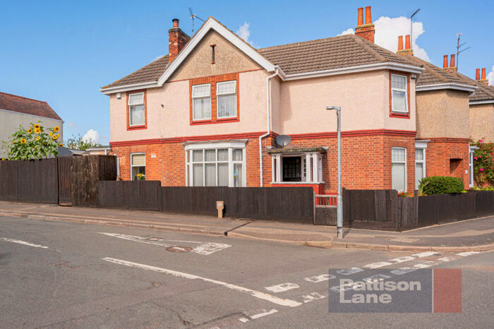 3 Bedroom Semi-Detached House For Sale In Hallwood Road, Kettering, NN16