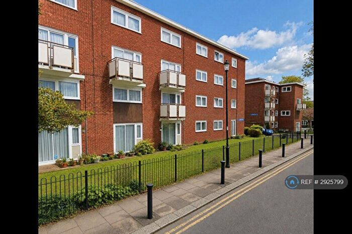 1 Bedroom Flat To Rent In Moor Park House, London, N21