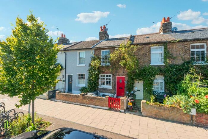 2 Bedroom Cottage To Rent In Railway Side, Barnes, SW13