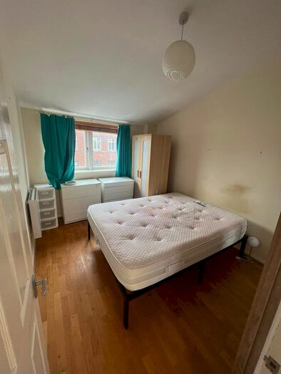 2 Bedroom Flat To Rent In North End Road, London, SW6