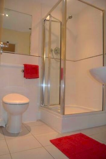 2 Bedroom Town House To Rent In Bedrooms (bathroom) In Houseshare, Quainton Road, Leicester, LE2
