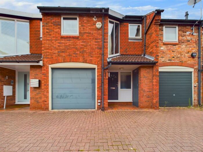 3 Bedroom Town House To Rent In Gatcombe Mews, Wilmslow, SK9