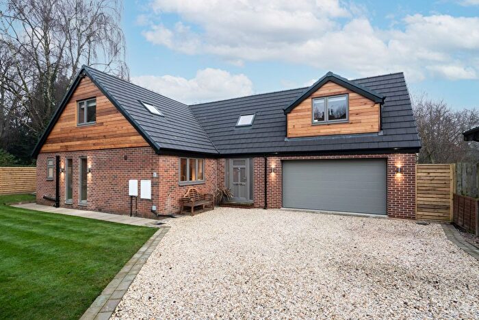 3 Bedroom Detached House To Rent In Oakwood Gardens, Leeds, LS8