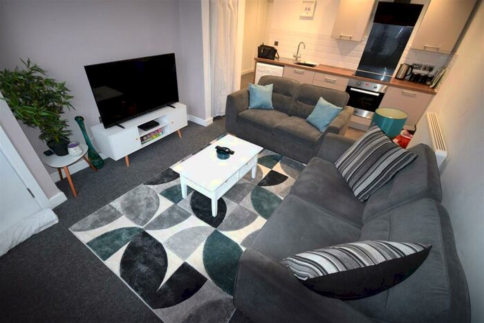 1 Bedroom Flat To Rent In Bramhall Lane, Stockport, SK2