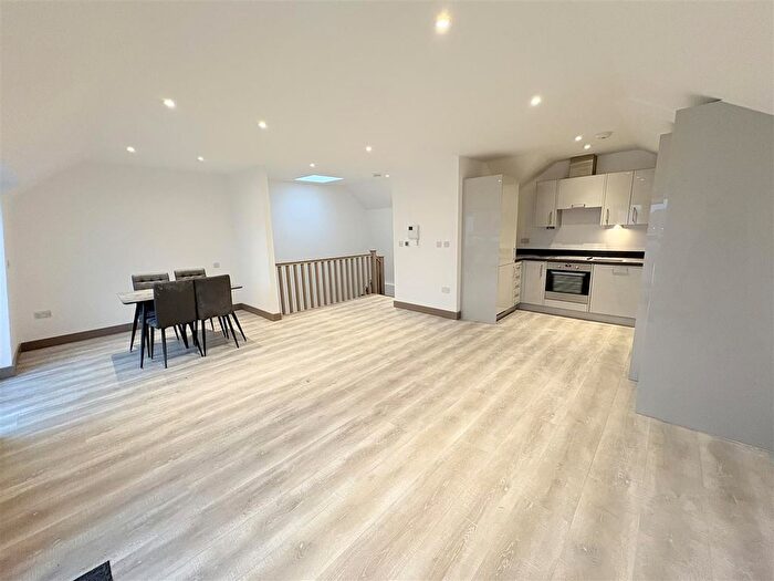 2 Bedroom Property To Rent In Ballards Lane, North Finchley, London, N12