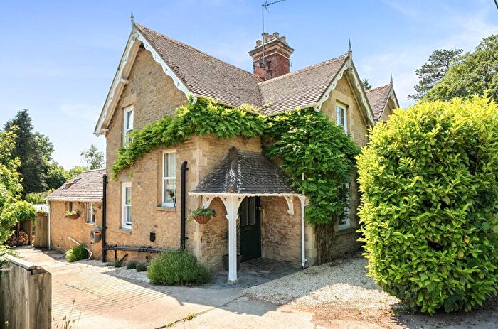 3 Bedroom Semi-Detached House For Sale In Worcester Road, Chipping Norton, OX7