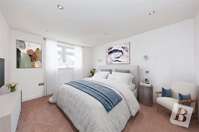 4 Bedroom End Of Terrace House For Sale In Mayswood Gardens, Dagenham, RM10