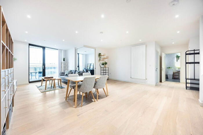 2 Bedroom Apartment For Sale In Starboard Way, London, E16