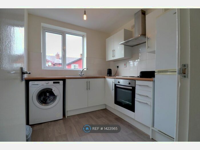 1 Bedroom Flat To Rent In Fairfield Court, Manchester, M14