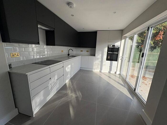 4 Bedroom House To Rent In Wych Elms, Park Street, AL2