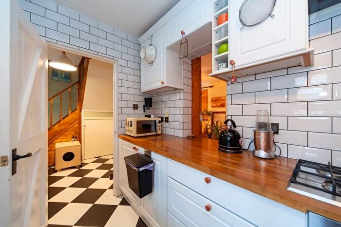 2 Bedroom Flat To Rent In Flat Trelawney Estate, Paragon Road, London, E9