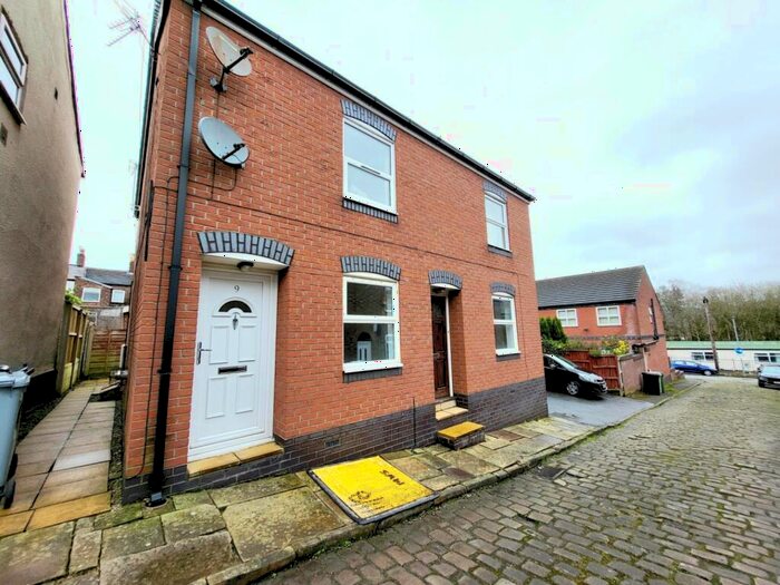 2 Bedroom Flat To Rent In Fowler Street, Macclesfield, Cheshire, SK10