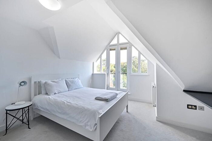2 Bedroom Flat For Sale In Shoppenhangers Road, Maidenhead, SL6