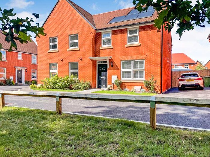 3 Bedroom Semi-Detached House For Sale In Arle Road, Curbridge, SO30