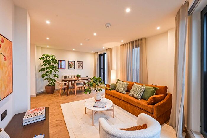 2 Bedroom Flat To Rent In Selbourne Road, Walthamstow, E17